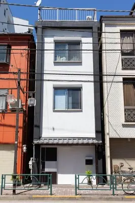 a tall white building on a city street at My Home in Tokyo - Vacation STAY 73241v in Tokyo