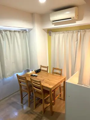 a dining room with a wooden table and chairs at \u30b0\u30e9\u30f3\u30c7\u30a3\u30aa\u30fc\u30bd\u4e2d\u91ce\u5bcc\u58eb\u898b\u753a in Tokyo