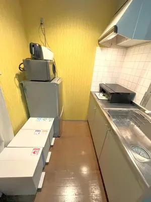 a small kitchen with a sink and a microwave at \u30b0\u30e9\u30f3\u30c7\u30a3\u30aa\u30fc\u30bd\u4e2d\u91ce\u5bcc\u58eb\u898b\u753a in Tokyo