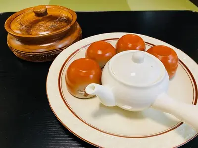 a plate with a tea pot and some donuts on it at 2025\u5e74\u30b0\u30c3\u30c9\u30ec\u30d3\u30e5\u30fc\u8cde\u53d7\u8cde \u5e83\u3005\u4e00\u8ed2\u5bb6 \u6700\u59279\u540d \u7a7a\u6e2f\u76f4\u901a \u5c71\u624b\u7dda\u3059\u305080m2\u5ead\u4ed8\u304d\u5927\u798f\u30cf\u30a6\u30b9 in Tokyo