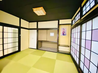 an empty room with a hallway with windows at 2025\u5e74\u30b0\u30c3\u30c9\u30ec\u30d3\u30e5\u30fc\u8cde\u53d7\u8cde \u5e83\u3005\u4e00\u8ed2\u5bb6 \u6700\u59279\u540d \u7a7a\u6e2f\u76f4\u901a \u5c71\u624b\u7dda\u3059\u305080m2\u5ead\u4ed8\u304d\u5927\u798f\u30cf\u30a6\u30b9 in Tokyo