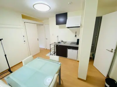 a living room with a table and a kitchen at 2025\u5e74\u30b0\u30c3\u30c9\u30ec\u30d3\u30e5\u30fc\u8cde\u53d7\u8cde \u5e83\u3005\u4e00\u8ed2\u5bb6 \u6700\u59279\u540d \u7a7a\u6e2f\u76f4\u901a \u5c71\u624b\u7dda\u3059\u305080m2\u5ead\u4ed8\u304d\u5927\u798f\u30cf\u30a6\u30b9 in Tokyo