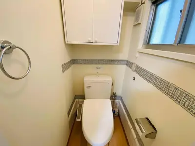 a bathroom with a white toilet in a room at 2025\u5e74\u30b0\u30c3\u30c9\u30ec\u30d3\u30e5\u30fc\u8cde\u53d7\u8cde \u5e83\u3005\u4e00\u8ed2\u5bb6 \u6700\u59279\u540d \u7a7a\u6e2f\u76f4\u901a \u5c71\u624b\u7dda\u3059\u305080m2\u5ead\u4ed8\u304d\u5927\u798f\u30cf\u30a6\u30b9 in Tokyo