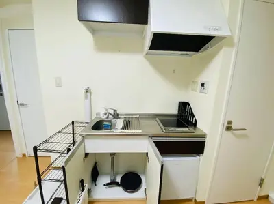 a small kitchen with a sink and a stove at 2025\u5e74\u30b0\u30c3\u30c9\u30ec\u30d3\u30e5\u30fc\u8cde\u53d7\u8cde \u5e83\u3005\u4e00\u8ed2\u5bb6 \u6700\u59279\u540d \u7a7a\u6e2f\u76f4\u901a \u5c71\u624b\u7dda\u3059\u305080m2\u5ead\u4ed8\u304d\u5927\u798f\u30cf\u30a6\u30b9 in Tokyo