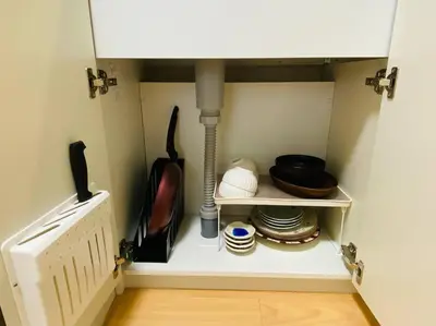 a closet with a sink and a shelf with dishes at 2025\u5e74\u30b0\u30c3\u30c9\u30ec\u30d3\u30e5\u30fc\u8cde\u53d7\u8cde \u5e83\u3005\u4e00\u8ed2\u5bb6 \u6700\u59279\u540d \u7a7a\u6e2f\u76f4\u901a \u5c71\u624b\u7dda\u3059\u305080m2\u5ead\u4ed8\u304d\u5927\u798f\u30cf\u30a6\u30b9 in Tokyo