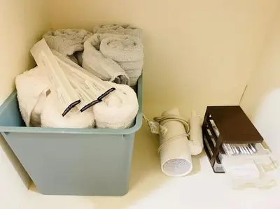 a box of towels in a room with a box at 2025\u5e74\u30b0\u30c3\u30c9\u30ec\u30d3\u30e5\u30fc\u8cde\u53d7\u8cde \u5e83\u3005\u4e00\u8ed2\u5bb6 \u6700\u59279\u540d \u7a7a\u6e2f\u76f4\u901a \u5c71\u624b\u7dda\u3059\u305080m2\u5ead\u4ed8\u304d\u5927\u798f\u30cf\u30a6\u30b9 in Tokyo
