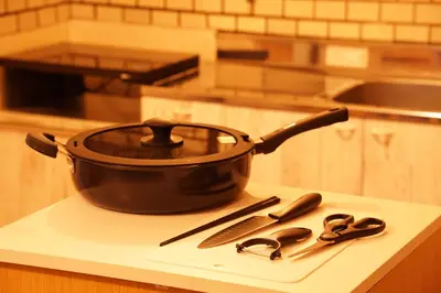 a pot sitting on top of a stove with scissors at \u5317\u65b0\u5bbf\u30a6\u30c3\u30c9\u30a6\u30a9\u30fc\u30eb\u30b9\u30c6\u30a4 in Tokyo