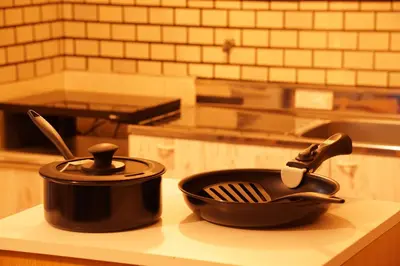 a pan and a spatula sitting on a kitchen counter at \u5317\u65b0\u5bbf\u30a6\u30c3\u30c9\u30a6\u30a9\u30fc\u30eb\u30b9\u30c6\u30a4 in Tokyo