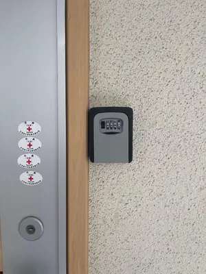 a door with a digital clock on the wall at \u7530\u7aef\u6c11\u6cca\u30fc\u7530\u7aef\u30cf\u30a6\u30b9 in Tokyo