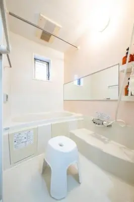 a white bathroom with a toilet and a sink at \u7530\u7aef\u6c11\u6cca\u30fc\u7530\u7aef\u30cf\u30a6\u30b9 in Tokyo