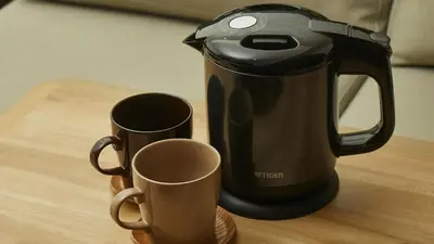 a tea kettle and two coffee mugs on a table at Via Inn Shinagawa Oimachi in Tokyo