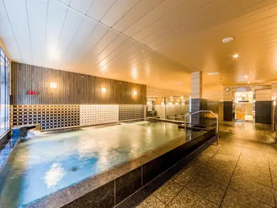 a large swimming pool in a building at APA Hotel & Resort Roppongi Ekihigashi in Tokyo