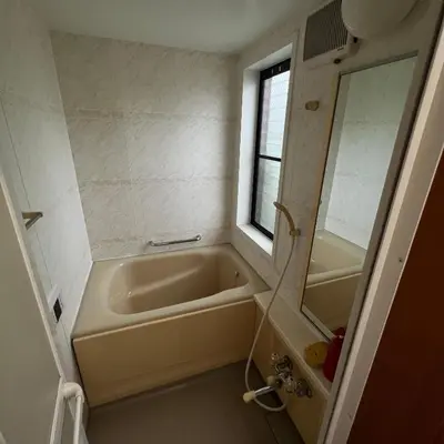 a bathroom with a bath tub and a mirror at japan house shinkoiwa guest house in Tokyo