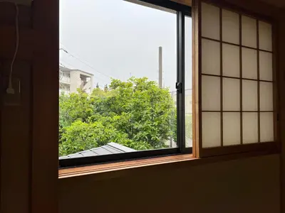 an open window with a view of a tree at japan house shinkoiwa guest house in Tokyo