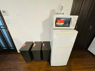 a microwave sitting on top of a refrigerator at Sumida-ku - House - Vacation STAY 86935v in Tokyo