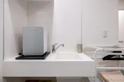 a white kitchen with a sink and a mixer at ZAITO Tokyo Skytree-Yokokawa II Studio \u5929\u7a7a\u6811\u65c1\u8212\u9002\u578b\u6c11\u5bbf-\u5b85\u4e1c\u6a2aII\u53f7\u5e97 in Tokyo