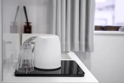 a white appliance sitting on a counter in a kitchen at ZAITO Tokyo Skytree-Yokokawa II Studio \u5929\u7a7a\u6811\u65c1\u8212\u9002\u578b\u6c11\u5bbf-\u5b85\u4e1c\u6a2aII\u53f7\u5e97 in Tokyo