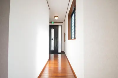 a hallway with white walls and a wooden floor at NY Cottage\uff08\u30b3\u30c6\u30fc\u30b8\uff09 in Tokyo