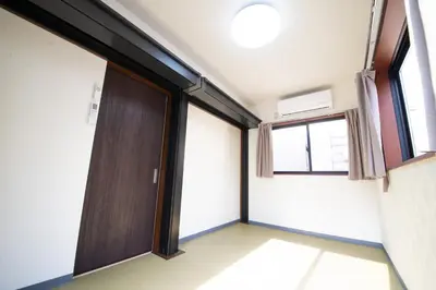 an empty room with a door and a window at NY Cottage\uff08\u30b3\u30c6\u30fc\u30b8\uff09 in Tokyo