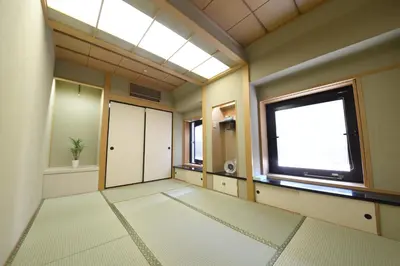 a large room with a large window and a bathroom at NY Cottage\uff08\u30b3\u30c6\u30fc\u30b8\uff09 in Tokyo