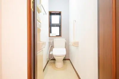 a small bathroom with a toilet and a window at NY Cottage\uff08\u30b3\u30c6\u30fc\u30b8\uff09 in Tokyo