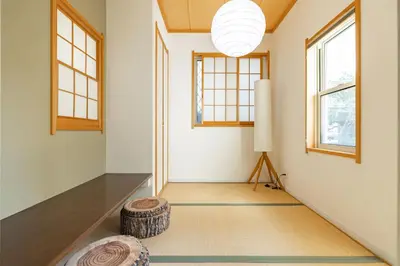 a living room with a table and a lamp at \u821e\u6d5c1\u8ed2\u5bb6\u8cb8\u5207\u30fc\u6700\u592710\u540d\u69d8\u4e00\u99d0\u8eca\u5834\u4ed8\u304dMaihama rent-a-house in Urayasu