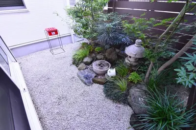 a garden with rocks and plants in front of a house at \u821e\u6d5c1\u8ed2\u5bb6\u8cb8\u5207\u30fc\u6700\u592710\u540d\u69d8\u4e00\u99d0\u8eca\u5834\u4ed8\u304dMaihama rent-a-house in Urayasu