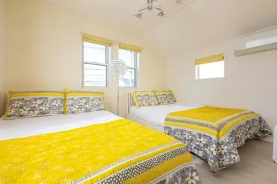 a bedroom with two beds and two windows at \u821e\u6d5c1\u8ed2\u5bb6\u8cb8\u5207\u30fc\u6700\u592710\u540d\u69d8\u4e00\u99d0\u8eca\u5834\u4ed8\u304dMaihama rent-a-house in Urayasu