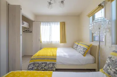 a small bedroom with a bed and a chandelier at \u821e\u6d5c1\u8ed2\u5bb6\u8cb8\u5207\u30fc\u6700\u592710\u540d\u69d8\u4e00\u99d0\u8eca\u5834\u4ed8\u304dMaihama rent-a-house in Urayasu