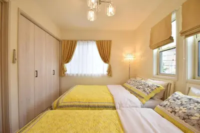 a bedroom with two beds and a window at \u821e\u6d5c1\u8ed2\u5bb6\u8cb8\u5207\u30fc\u6700\u592710\u540d\u69d8\u4e00\u99d0\u8eca\u5834\u4ed8\u304dMaihama rent-a-house in Urayasu