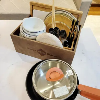 a box filled with plates and utensils on a counter at \u65b0\u5927\u4e45\u4fdd\u30f4\u30a3\u30e9\u30e8\u30b7\u30c0 in Tokyo