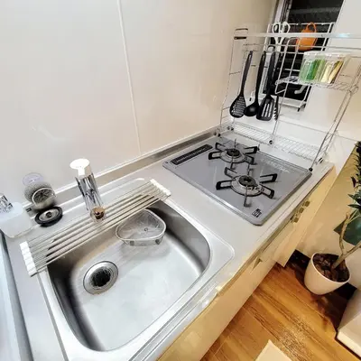 a kitchen with a sink and a stove at \u65b0\u5927\u4e45\u4fdd\u30f4\u30a3\u30e9\u30e8\u30b7\u30c0 in Tokyo