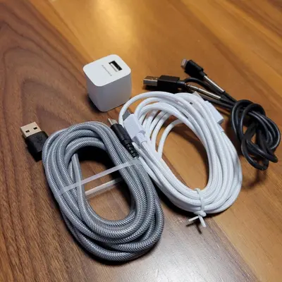a white hose and a charger on a wooden floor at Jellynehouse\u65b0\u5927\u4e45\u4fdd in Tokyo