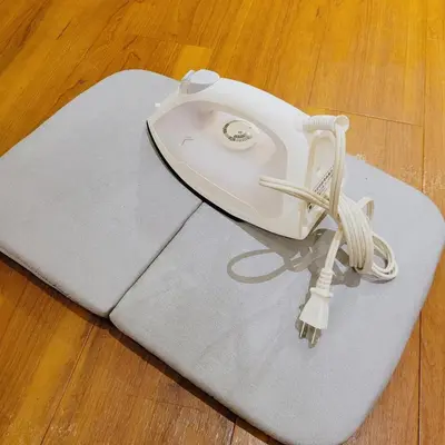 a white sink sitting on top of a floor at Jellynehouse\u65b0\u5927\u4e45\u4fdd in Tokyo