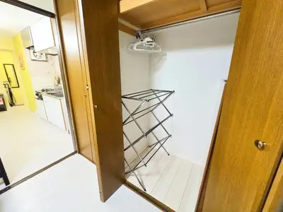 a empty room with a shelf in a room at \u6b4c\u821e\u4f0e\u753a\u30e4\u30b9\u30aaroom in Tokyo