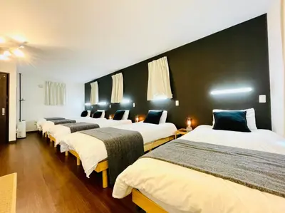 a row of beds lined up in a room at \u30db\u30c6\u30eb\u30af\u30e9\u30c3\u30b7\u30fc\u30b9\u30ab\u30a4\u30c4\u30ea\u30fc\u6d45\u8349\u66f3\u821f in Tokyo