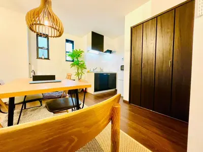a kitchen and dining room with a wooden table at \u30db\u30c6\u30eb\u30af\u30e9\u30c3\u30b7\u30fc\u30b9\u30ab\u30a4\u30c4\u30ea\u30fc\u6d45\u8349\u66f3\u821f in Tokyo
