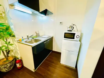 a small kitchen with a sink and a microwave at \u30db\u30c6\u30eb\u30af\u30e9\u30c3\u30b7\u30fc\u30b9\u30ab\u30a4\u30c4\u30ea\u30fc\u6d45\u8349\u66f3\u821f in Tokyo