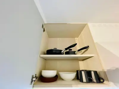 a kitchen with white bowls and utensils on a shelf at \u30db\u30c6\u30eb\u30af\u30e9\u30c3\u30b7\u30fc\u30b9\u30ab\u30a4\u30c4\u30ea\u30fc\u6d45\u8349\u66f3\u821f in Tokyo