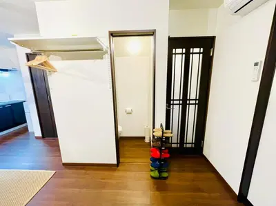 a hallway with an open door and a room at \u30db\u30c6\u30eb\u30af\u30e9\u30c3\u30b7\u30fc\u30b9\u30ab\u30a4\u30c4\u30ea\u30fc\u6d45\u8349\u66f3\u821f in Tokyo