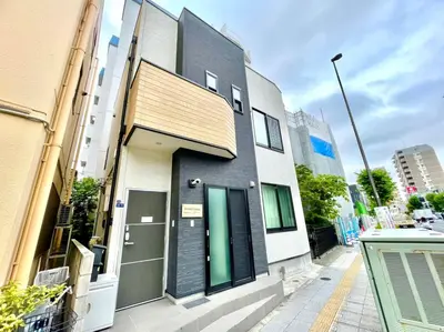 a building with a green door on a street at \u30db\u30c6\u30eb\u30af\u30e9\u30c3\u30b7\u30fc\u30b9\u30ab\u30a4\u30c4\u30ea\u30fc\u6d45\u8349\u66f3\u821f in Tokyo
