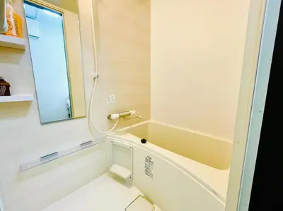 a bathroom with a bath tub and a window at \u30db\u30c6\u30eb\u30af\u30e9\u30c3\u30b7\u30fc\u30b9\u30ab\u30a4\u30c4\u30ea\u30fc\u6d45\u8349\u66f3\u821f in Tokyo