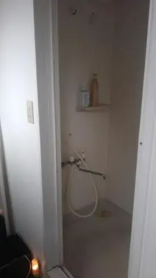 a bathroom with a hose in the corner of a room at \u30ec\u30f3\u30bf\u30eb\u30eb\u30fc\u30e0\u76ee\u9ed2 in Tokyo