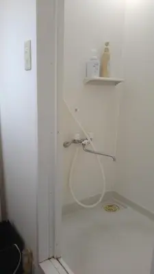 a shower with a hose in a white bathroom at \u30ec\u30f3\u30bf\u30eb\u30eb\u30fc\u30e0\u76ee\u9ed2 in Tokyo