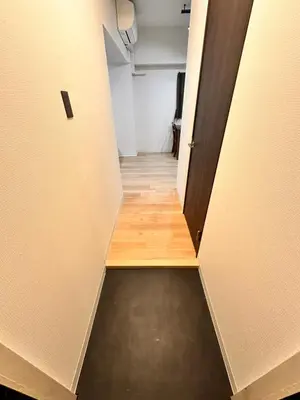 a hallway with a wooden floor in a room at LUCKY house43 in Tokyo