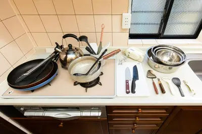 a kitchen counter with pots and pans on a stove at \u54c1\u5ddd\u30a6\u30a3\u30b9\u30c6\u30ea\u30a2\u30ec\u30b8\u30c7\u30f3\u30b9 - Shinagawa Wisteria Residence in Tokyo