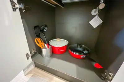 a kitchen counter with two red bowls and utensils at \u30d1\u30fc\u30af\u30a2\u30af\u30b7\u30b9\u672c\u6240\u543e\u59bb\u6a4b\u30b5\u30a6\u30b9\u30ec\u30b8\u30c7\u30f3\u30b9 in Tokyo