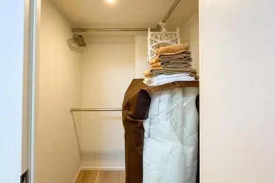 a closet with a pile of clothes on top at \u30d1\u30fc\u30af\u30a2\u30af\u30b7\u30b9\u672c\u6240\u543e\u59bb\u6a4b\u30b5\u30a6\u30b9\u30ec\u30b8\u30c7\u30f3\u30b9 in Tokyo