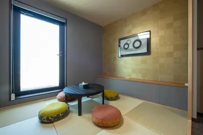 a waiting room with a table and two stools at \uff25\uff2e\uff34 \uff34\uff25\uff32\uff32\uff21\uff23\uff25 \uff21\uff33\uff21\uff2b\uff35\uff33\uff21 - Vacation STAY 85533v in Tokyo