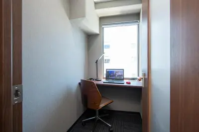 a room with a desk with a laptop and a window at \uff25\uff2e\uff34 \uff34\uff25\uff32\uff32\uff21\uff23\uff25 \uff21\uff33\uff21\uff2b\uff35\uff33\uff21 - Vacation STAY 85533v in Tokyo